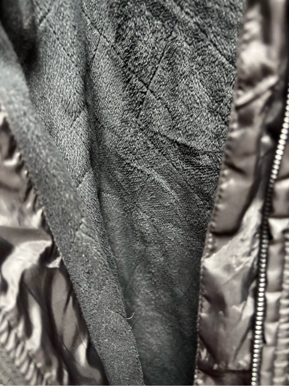 L.L. Bean Women’s Black Quilted Puffer Jacket with Fleece Collar - Picture 4 of 5